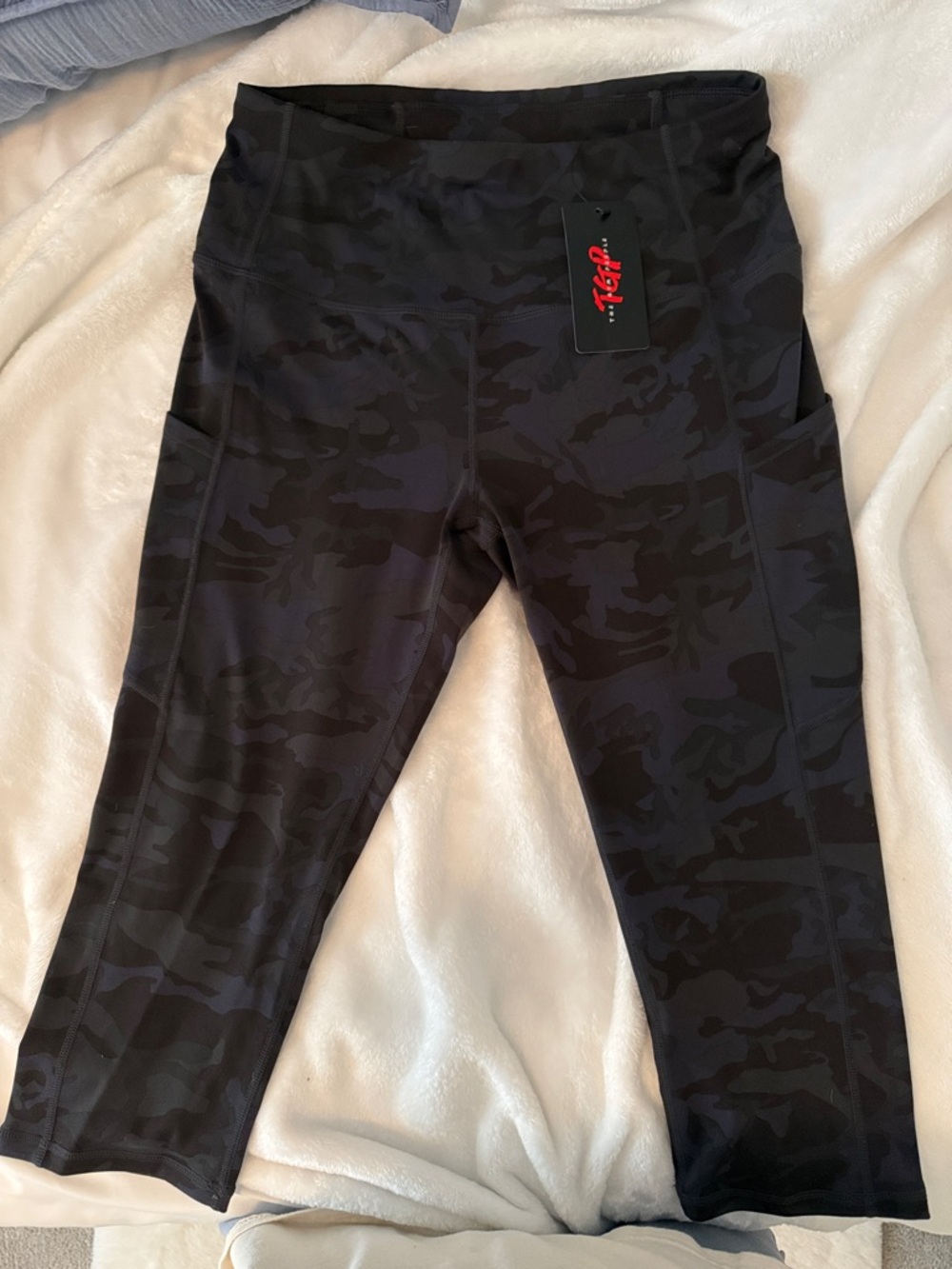 NWT LARGE High-Rise Black Camo Cropped Leggings